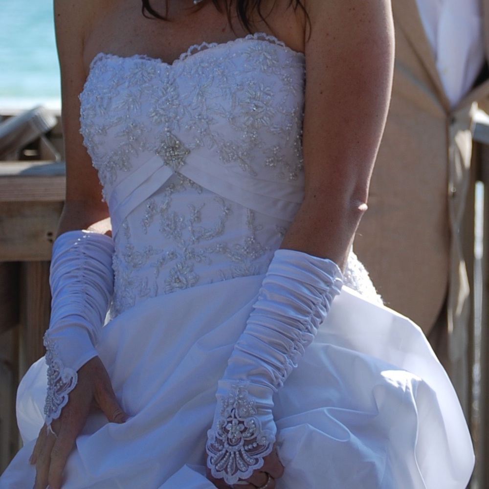 Wedding dress Size 8 strapless ornate beadwork , full tulle under shirt.